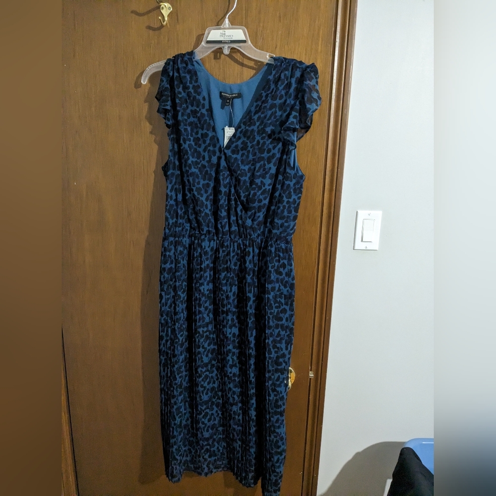 NWT-Banana republic faux wrap dress with accordion pleat skirt